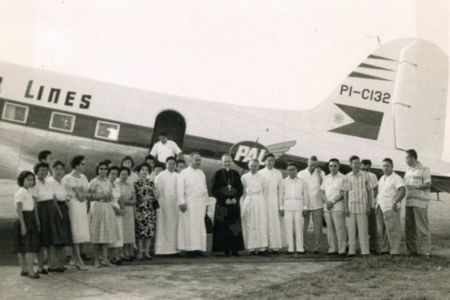 Group of missionaries and faithful in front of an airliner - Historical Archives - Jesuits, Euro-Mediterranean Province