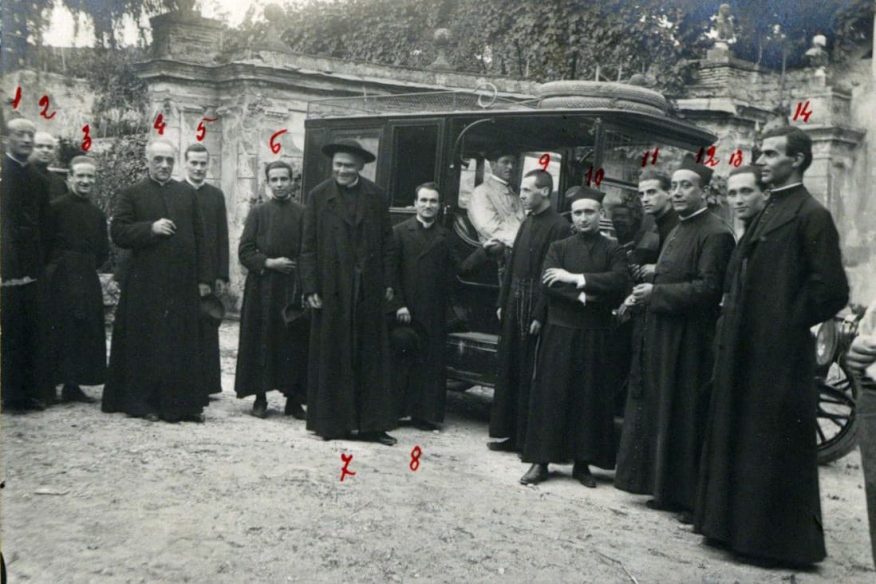 Group of Jesuits in front of an omnibus - Historical Archives - Jesuits, Euro-Mediterranean Province