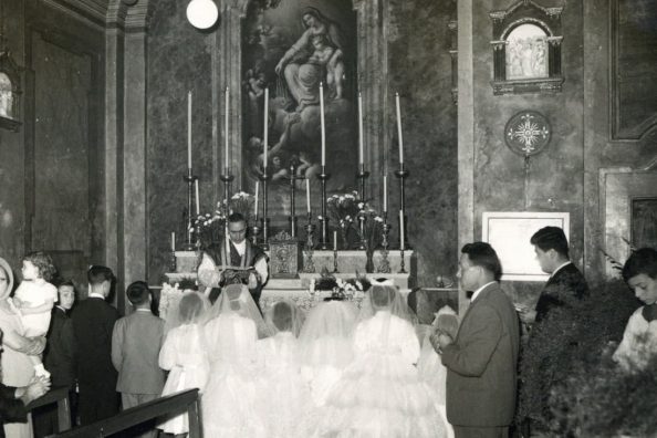 Celebrazione liturgica all'interno di una chiesa in cui un fratello svolgeva l'incarico di sacrestano - Archivio Storico della Provincia Euro-Mediterranea della Compagnia di Gesù