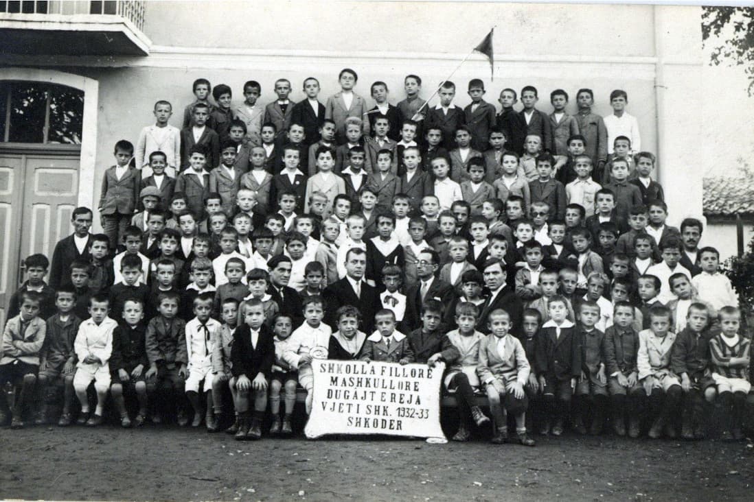 Foto di gruppo di bambini ospitati nell'orfanotrofio di Scutari in Albania negli anni 1920-1930 - Archivio Storico, Gesuiti - Provincia Euro-Mediterranea