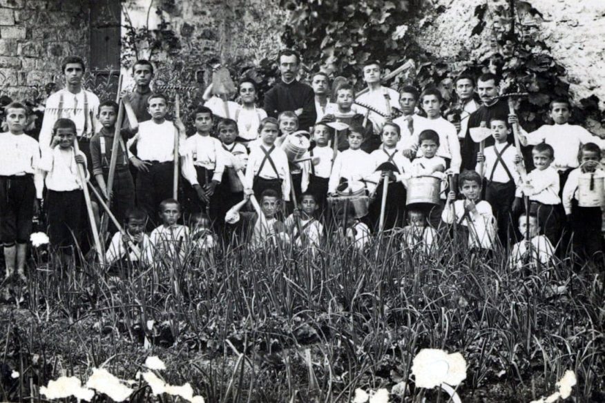 Group picture of children from the orphanage in Shkodra in Albania in the years 1920-1930 - HIstorical Archives, Jesuits - Euro-Mediterranean Province