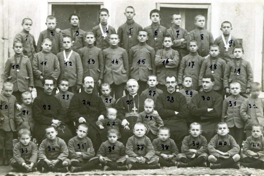 Group picture of children from the orphanage in Shkodra in Albania in the years 1920-1930 - HIstorical Archives, Jesuits - Euro-Mediterranean Province