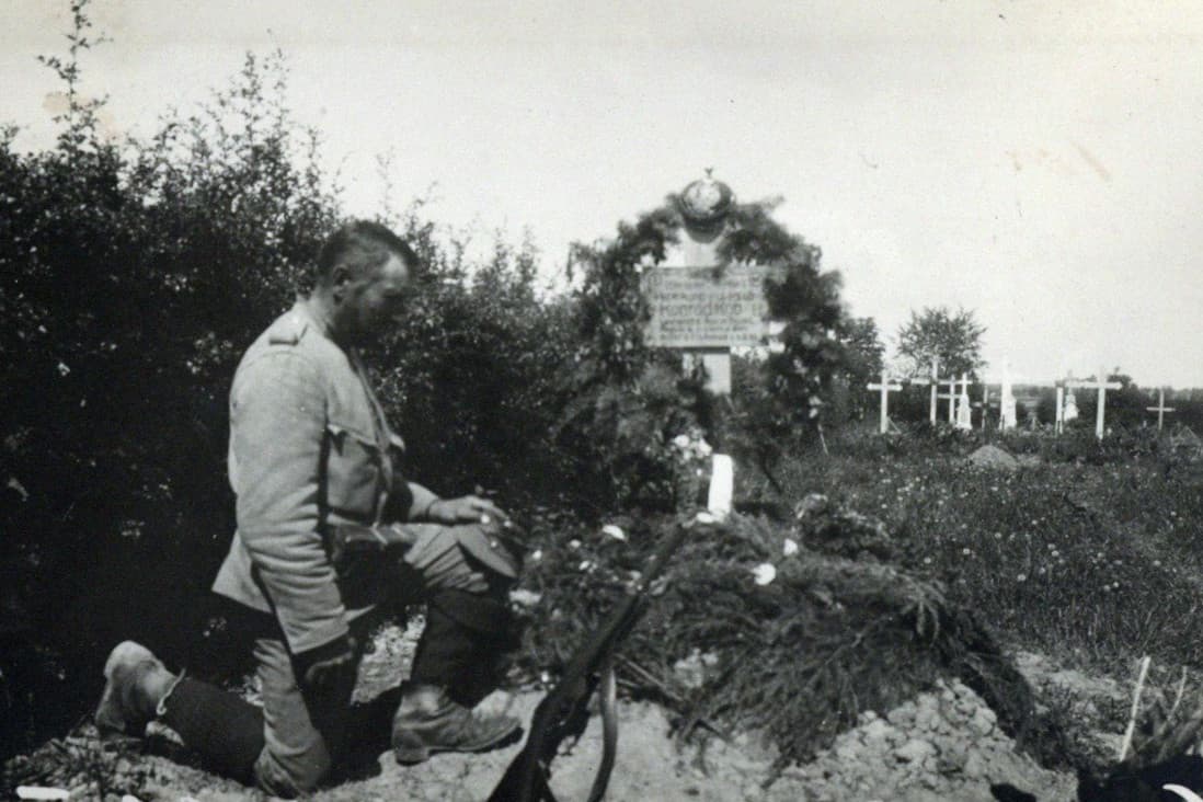 Soldiers kneeling in front of a grave in Ukraine, ca. 1915 - Historical Archives - Jesuits, Euro-Mediterranean Province 