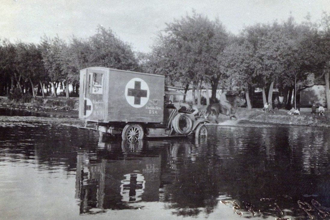 Un camion della Croce Rossa attraversa un fiume in Ucraina -