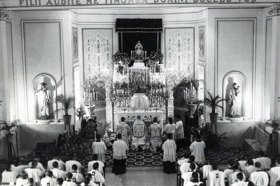 Immagine in bianco e nero di una celebrazione dell'ordinazione sacerdotale di alcuni gesuiti - Archivio Storico - Gesuiti - Provincia Euro-Mediterranea
