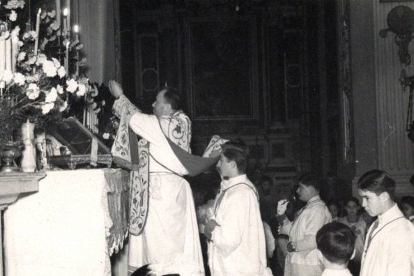 Giuseppe D'Apollo SJ durante una celebrazione eucaristica