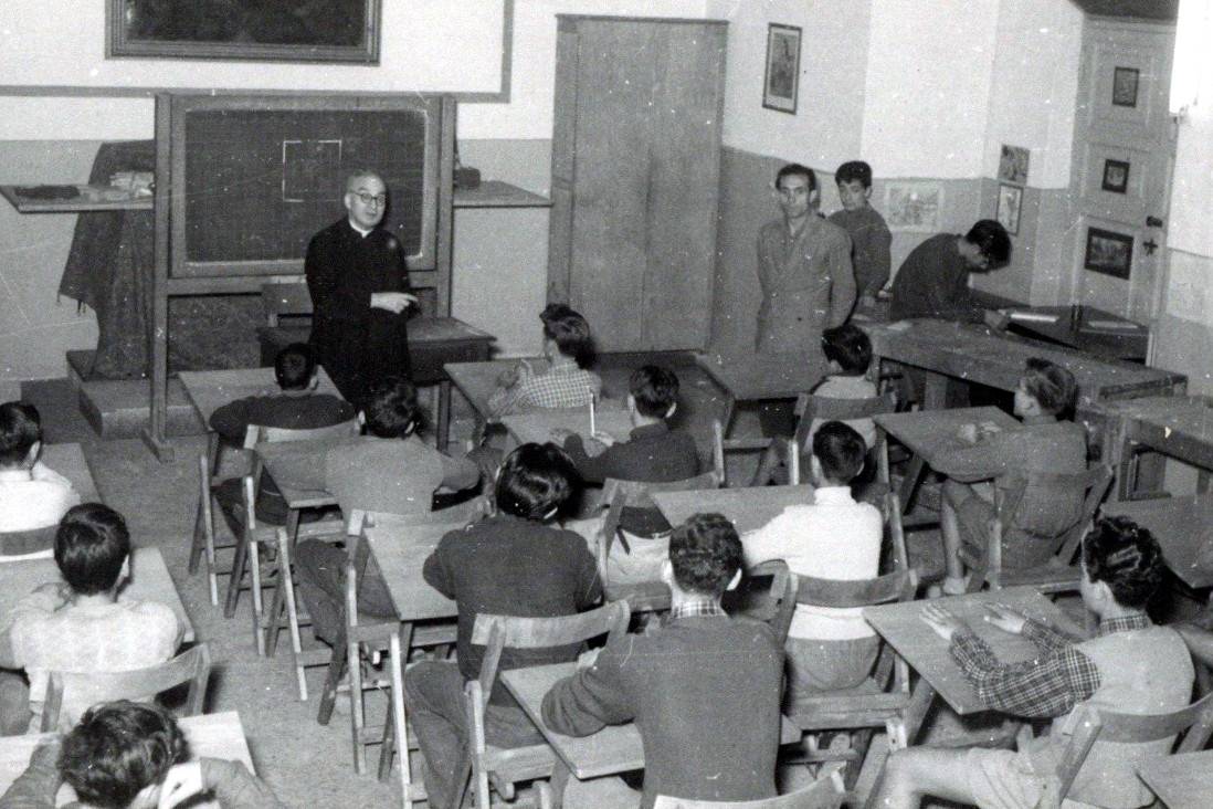 Giuseppe Massaruti SJ durante una lezione presso l'Istituto Massimiliano Massimo alle Terme - Archivio Storico - Gesuiti, Provincia Euro-Mediterranea