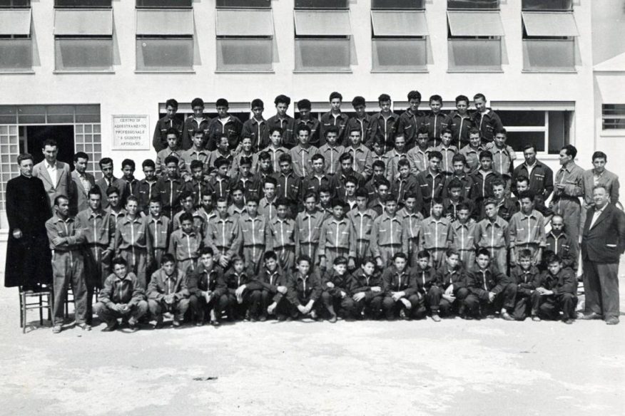 Group photo of young boys in the S. Giuseppe Artigiano professional training in Polesine - Historical Archives - Jesuits, Euro-Mediterranean Province