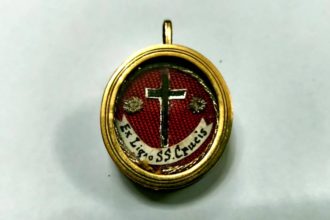 Relic with supposed fragment of the Holy Cross - Historical Archives - Jesuits, Euro-Mediterranean Province