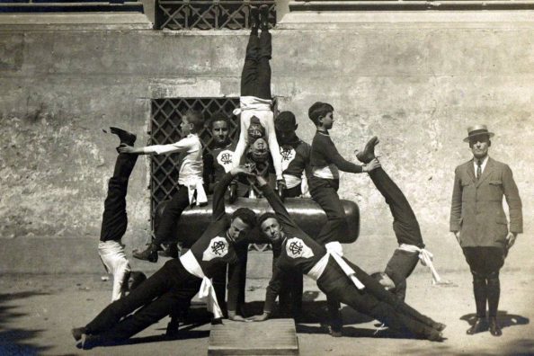 Fotografia di studenti dell'Istituto Massimo in formazione ginnica