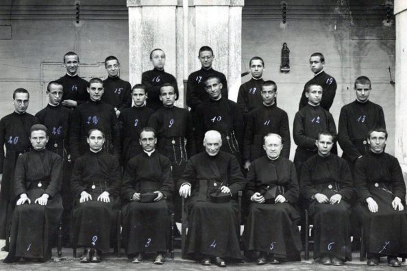 Foto di gruppo di un Noviziato dei gesuiti - Archivio Storico - Gesuiti, Provincia Euro-Mediterranea