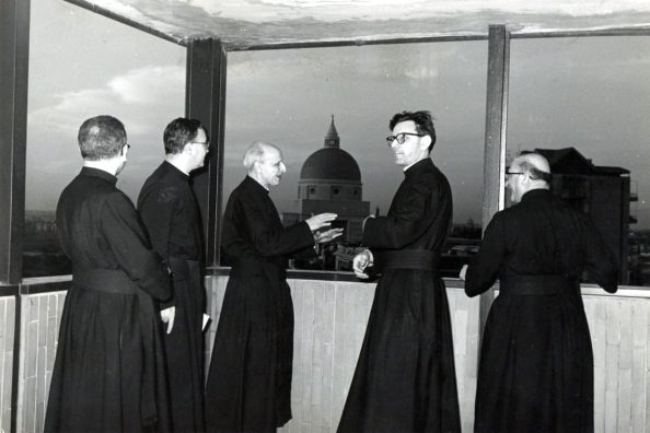 Il Padre Generale Pedro Arrupe in visita all'Istituto Massimo di Roma nel