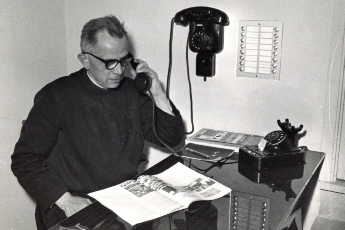Un fratello coadiutore risponde al telefono in portineria - Archivio Storico - Gesuiti, Provincia Euro-Mediterranea