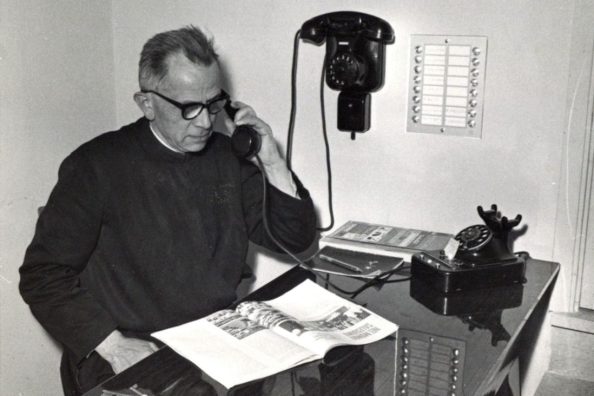 Un fratello coadiutore risponde al telefono in portineria - Archivio Storico - Gesuiti, Provincia Euro-Mediterranea