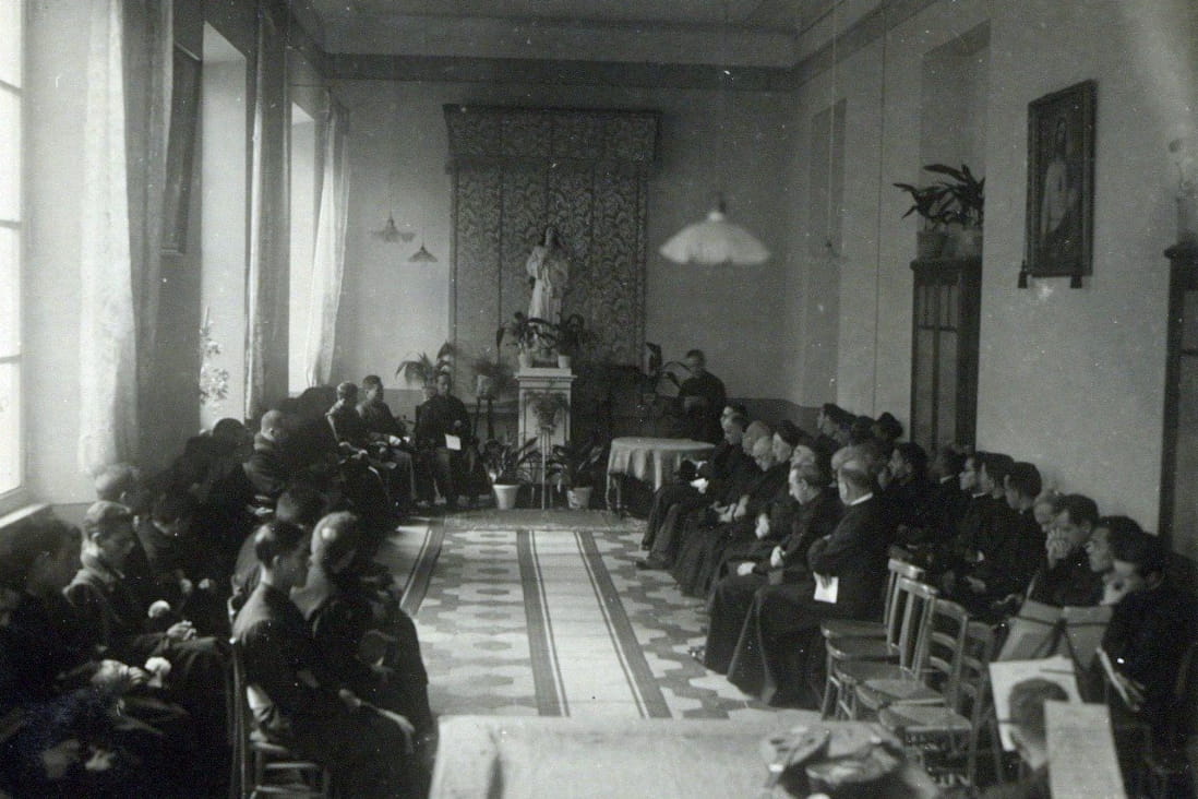 Image with the Provincial and a Jesuit community during the canonical visit - Historical Archives - Jesuits, Euro-Mediterranean Province