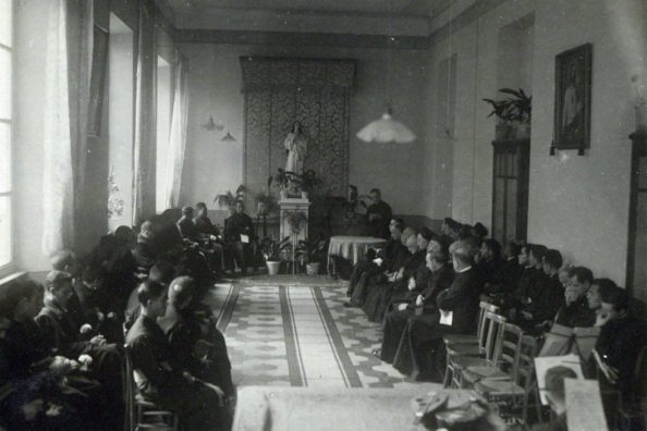 Image with the Provincial and a Jesuit community during the canonical visit - Historical Archives - Jesuits, Euro-Mediterranean Province